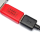 Imagen para el artículo titulado Si no te fías de los cargadores USB en lugares públicos, este condón USB te hará la vida más fácil